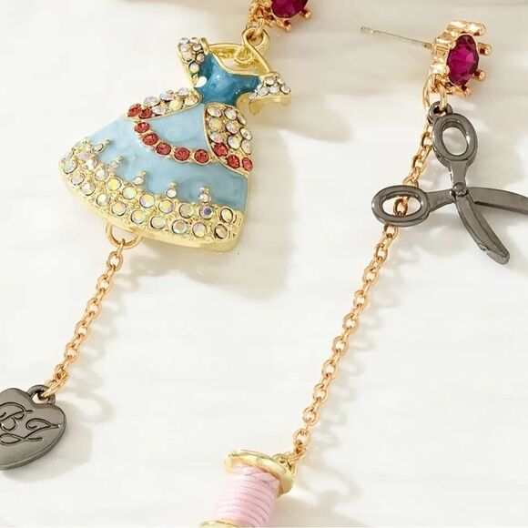 🩵 Betsey Johnson unique mismatched seamstress/dressmaker dangle earrings 🩵 - Picture 3 of 6